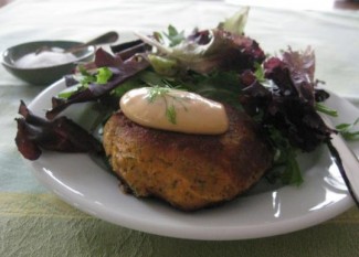 Recipe Photo: Salmon Cakes with Red-Pepper Mayo