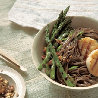 Recipe Photo: Soba with Grilled Asparagus and Sea Scallops with Sweet Miso Sauce